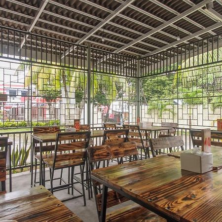 Hotel Reddoorz At Jalan Babepalar Rike Manado Exterior foto