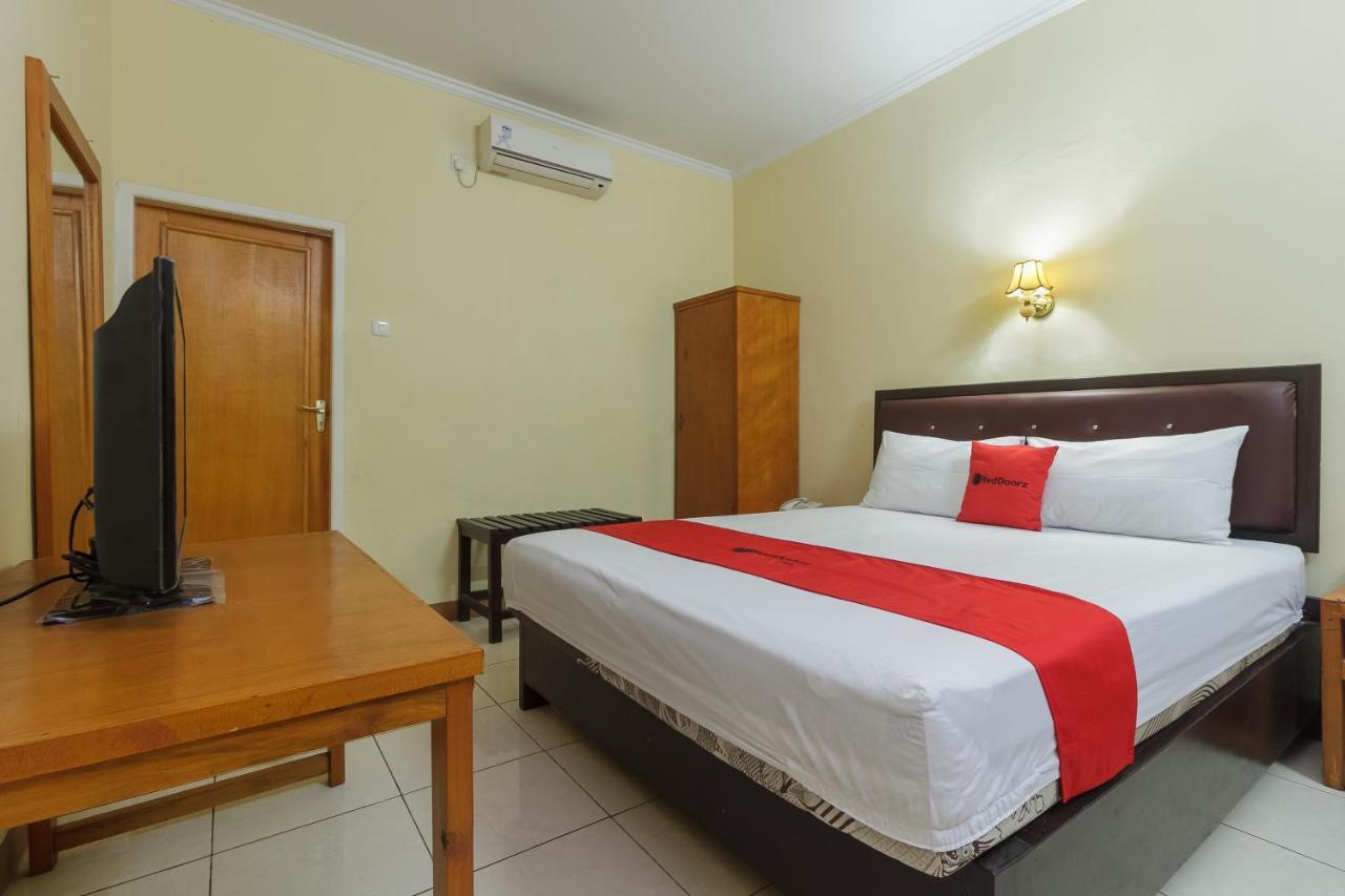Hotel Reddoorz At Jalan Babepalar Rike Manado Exterior foto